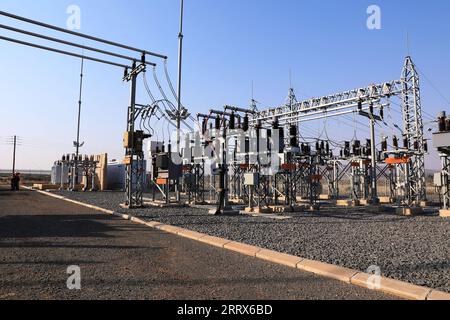 230822 -- JOHANNESBURG, 22. August 2023 -- dieses Foto vom 10. August 2023 zeigt eine Umspannstation des Windkraftprojekts Longyuan SA de Aar in de Aar, Südafrika. Das Projekt wurde 2017 von Longyuan SA, einer hundertprozentigen Tochtergesellschaft der Longyuan Power der China Energy Investment Group, abgeschlossen und in Betrieb genommen. Xinhua Schlagzeilen: XI ruft China, Südafrika auf, vier Partnerschaften in der goldenen Ära DongxJianghui PUBLICATIONxNOTxINxCHN zu stärken Stockfoto