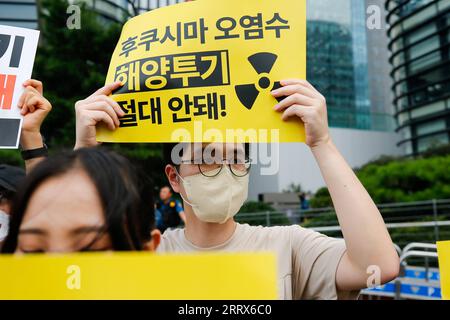 230823 -- SEOUL, 23. August 2023 -- Menschen versammeln sich, um gegen Japans Entscheidung zu protestieren, nuklear kontaminiertes Abwasser in der Nähe der japanischen Botschaft in Seoul, Südkorea, am 22. August 2023 freizugeben. Trotz der Bedenken der Öffentlichkeit und des heftigen Widerstands aus dem in- und Ausland sagte die japanische Regierung am Dienstag, dass sie beschlossen habe, am Donnerstag mit der Freisetzung von nuklear kontaminiertem Abwasser aus dem kaputten Kernkraftwerk Fukushima Daiichi in den Ozean zu beginnen. SÜDKOREA-SEOUL-PROTEST-JAPAN S NUKLEARE ABWASSEREINLEITUNG WANGXYILIANG PUBLICATIONXNOTXINXCHN Stockfoto