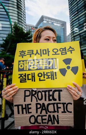 230823 -- SEOUL, 23. August 2023 -- Eine Frau sammelt sich, um gegen Japans Entscheidung zu protestieren, nuklear kontaminiertes Abwasser in der Nähe der japanischen Botschaft in Seoul, Südkorea, am 22. August 2023 freizugeben. Trotz der Bedenken der Öffentlichkeit und des heftigen Widerstands aus dem in- und Ausland sagte die japanische Regierung am Dienstag, dass sie beschlossen habe, am Donnerstag mit der Freisetzung von nuklear kontaminiertem Abwasser aus dem kaputten Kernkraftwerk Fukushima Daiichi in den Ozean zu beginnen. SÜDKOREA-SEOUL-PROTEST-JAPAN S NUKLEARE ABWASSEREINLEITUNG WANGXYILIANG PUBLICATIONXNOTXINXCHN Stockfoto