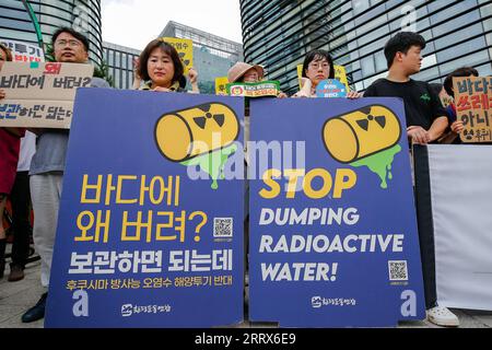 230823 -- SEOUL, 23. August 2023 -- Menschen versammeln sich, um gegen Japans Entscheidung zu protestieren, nuklear kontaminiertes Abwasser in der Nähe der japanischen Botschaft in Seoul, Südkorea, am 22. August 2023 freizugeben. Trotz der Bedenken der Öffentlichkeit und des heftigen Widerstands aus dem in- und Ausland sagte die japanische Regierung am Dienstag, dass sie beschlossen habe, am Donnerstag mit der Freisetzung von nuklear kontaminiertem Abwasser aus dem kaputten Kernkraftwerk Fukushima Daiichi in den Ozean zu beginnen. SÜDKOREA-SEOUL-PROTEST-JAPAN S NUKLEARE ABWASSEREINLEITUNG WANGXYILIANG PUBLICATIONXNOTXINXCHN Stockfoto