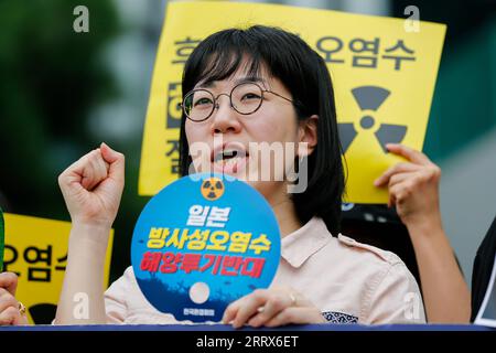 230823 -- SEOUL, 23. August 2023 -- Eine Frau sammelt sich, um gegen Japans Entscheidung zu protestieren, nuklear kontaminiertes Abwasser in der Nähe der japanischen Botschaft in Seoul, Südkorea, am 22. August 2023 freizugeben. Trotz der Bedenken der Öffentlichkeit und des heftigen Widerstands aus dem in- und Ausland sagte die japanische Regierung am Dienstag, dass sie beschlossen habe, am Donnerstag mit der Freisetzung von nuklear kontaminiertem Abwasser aus dem kaputten Kernkraftwerk Fukushima Daiichi in den Ozean zu beginnen. SÜDKOREA-SEOUL-PROTEST-JAPAN S NUKLEARE ABWASSEREINLEITUNG WANGXYILIANG PUBLICATIONXNOTXINXCHN Stockfoto