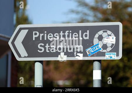 Ein allgemeiner Blick auf die Schilder vor dem Spiel der Sky Bet League Two im Priestfield Stadium, Gillingham. Bilddatum: Samstag, 9. September 2023. Stockfoto