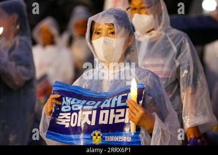 230823 -- SEOUL, 23. August 2023 -- Menschen nehmen an einer Kundgebung Teil, die von Südkoreas wichtigster oppositioneller Demokratischer Partei abgehalten wird, um Japans Entscheidung, mit der Freisetzung von nuklear kontaminiertem Abwasser in Seoul, Südkorea, am 23. August 2023 zu beginnen, zu widersprechen. SÜDKOREA-SEOUL-PROTEST-JAPAN S NUKLEARE ABWASSEREINLEITUNG WANGXYILIANG PUBLICATIONXNOTXINXCHN Stockfoto