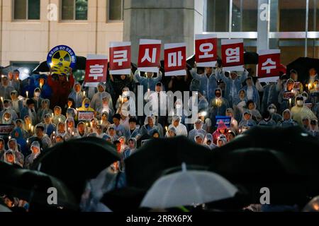 230823 -- SEOUL, 23. August 2023 -- Menschen nehmen an einer Kundgebung Teil, die von Südkoreas wichtigster oppositioneller Demokratischer Partei abgehalten wird, um Japans Entscheidung, mit der Freisetzung von nuklear kontaminiertem Abwasser in Seoul, Südkorea, am 23. August 2023 zu beginnen, zu widersprechen. SÜDKOREA-SEOUL-PROTEST-JAPAN S NUKLEARE ABWASSEREINLEITUNG WANGXYILIANG PUBLICATIONXNOTXINXCHN Stockfoto