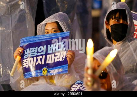 230823 -- SEOUL, 23. August 2023 -- Menschen nehmen an einer Kundgebung Teil, die von Südkoreas wichtigster oppositioneller Demokratischer Partei abgehalten wird, um Japans Entscheidung, mit der Freisetzung von nuklear kontaminiertem Abwasser in Seoul, Südkorea, am 23. August 2023 zu beginnen, zu widersprechen. SÜDKOREA-SEOUL-PROTEST-JAPAN S NUKLEARE ABWASSEREINLEITUNG WANGXYILIANG PUBLICATIONXNOTXINXCHN Stockfoto