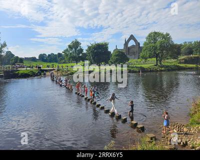 Die Menschen genießen den Sonnenschein in Bolton Abbey in Yorkshire, da die Prognostiker voraussagen, dass die hohen Temperaturen bis zum Wochenende anhalten werden und am Samstag bis zu 33 °C erreichen werden. Bilddatum: Samstag, 9. September 2023. Stockfoto