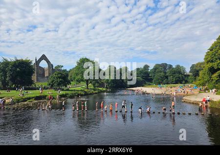 Die Menschen genießen den Sonnenschein in Bolton Abbey in Yorkshire, da die Prognostiker voraussagen, dass die hohen Temperaturen bis zum Wochenende anhalten werden und am Samstag bis zu 33 °C erreichen werden. Bilddatum: Samstag, 9. September 2023. Stockfoto