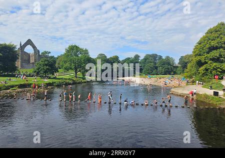 Die Menschen genießen den Sonnenschein in Bolton Abbey in Yorkshire, da die Prognostiker voraussagen, dass die hohen Temperaturen bis zum Wochenende anhalten werden und am Samstag bis zu 33 °C erreichen werden. Bilddatum: Samstag, 9. September 2023. Stockfoto