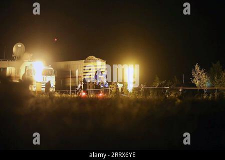 230823 -- TVER REGION RUSSLAND, 23. August 2023 -- Rettungskräfte arbeiten an der Absturzstelle eines Privatflugzeugs auf dem Weg von Moskau nach St. Petersburg in der Region Tver in der Nähe von Moskau, Russland, am 23. August 2023. Russlands Bundesbehörde für Luftverkehr bestätigte am Mittwoch, dass der Führer des privaten Militärunternehmens der Wagner Group, Jewgeni Prigozhin, bei einem Flugzeugabsturz in der Tver-Region bei Moskau getötet wurde. Stringer/Via Xinhua RUSSLAND-TVER REGION-FLUGZEUG-ABSTURZ-WAGNER HÄUPTLING-TÖTETE TASS PUBLICATIONxNOTxINxCHN Stockfoto