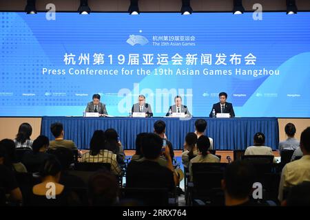 230824 -- HANGZHOU, 24. August 2023 -- Foto aufgenommen am 24. August 2023 zeigt die Pressekonferenz für die 19. Asiatischen Spiele Hangzhou in Hangzhou, der Hauptstadt der ostchinesischen Provinz Zhejiang. SPCHINA-HANGZHOU-PRESS CONFERENCE-HANGZHOU ASIAN GAMES CN HUANGXZONGZHI PUBLICATIONXNOTXINXCHN Stockfoto