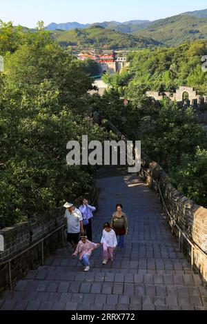 230824 -- DANDONG, 24. August 2023 -- Menschen besuchen den Hushan-Abschnitt der Chinesischen Mauer in der Stadt Dandong, Provinz Liaoning im Nordosten Chinas, 23. August 2023. CHINA-LIAONING-GREAT WALL-HUSHAN SECTION-LANDSCHAFT CN ZHANGXCHENG PUBLICATIONXNOTXINXCHN Stockfoto