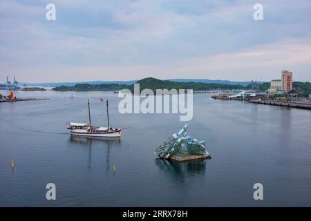 Oslo, Norwegen – 20. Juni 2023: „She Lies“ ist eine schwimmende Skulptur aus Edelstahl und Glas, die fest in Oslos BJ installiert ist Stockfoto