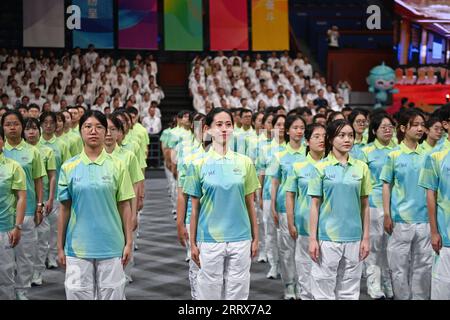 230824 -- HANGZHOU, 24. August 2023 -- Freiwillige werden während der Hangzhou Asian Games und Hangzhou Asian Para Games gesehen Freiwillige beginnen Zeremonie in Hangzhou, Hauptstadt der ostchinesischen Provinz Zhejiang, 24. August 2023. SPCHINA-HANGZHOU-ASIAN GAMES-VOLUNTEERS-BEGINNZEREMONIE CN HUANGXZONGZHI PUBLICATIONXNOTXINXCHN Stockfoto