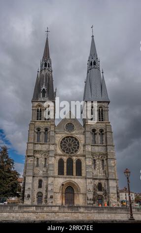 Chalons-en-Champagne, Frankreich - 09 01 2023: Profil Blick auf die Stiftskirche Notre-Dame-en-Vaux und Reflexion über das Kanalwasser Stockfoto