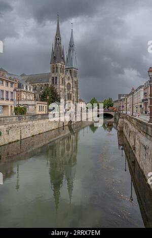 Chalons-en-Champagne, Frankreich - 09 01 2023: Profil Blick auf die Stiftskirche Notre-Dame-en-Vaux und Reflexion über das Kanalwasser Stockfoto