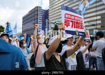 230825 -- SEOUL, 25. August 2023 -- Menschen protestieren gegen Japans Entscheidung, nuklear kontaminiertes Abwasser in Seoul, Südkorea, am 25. August 2023 freizugeben. Japan begann am Donnerstag damit, nuklear kontaminiertes Abwasser aus dem verkrüppelten Kernkraftwerk Fukushima Daiichi in den Pazifischen Ozean zu leiten, ohne dabei die Bedenken der Öffentlichkeit und den starken Widerstand aus dem in- und Ausland zu berücksichtigen. SÜDKOREA-SEOUL-PROTEST-JAPAN S NUKLEARE ABWASSEREINLEITUNG WANGXYILIANG PUBLICATIONXNOTXINXCHN Stockfoto