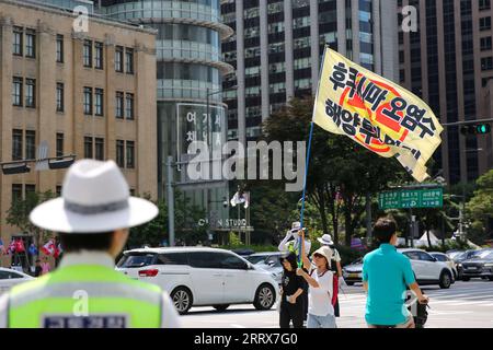 230825 -- SEOUL, 25. August 2023 -- Menschen protestieren gegen Japans Entscheidung, nuklear kontaminiertes Abwasser in Seoul, Südkorea, am 25. August 2023 freizugeben. Japan begann am Donnerstag damit, nuklear kontaminiertes Abwasser aus dem verkrüppelten Kernkraftwerk Fukushima Daiichi in den Pazifischen Ozean zu leiten, ohne dabei die Bedenken der Öffentlichkeit und den starken Widerstand aus dem in- und Ausland zu berücksichtigen. SÜDKOREA-SEOUL-PROTEST-JAPAN S NUKLEARE ABWASSEREINLEITUNG WANGXYILIANG PUBLICATIONXNOTXINXCHN Stockfoto