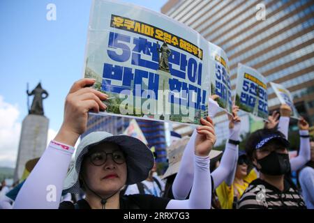 230825 -- SEOUL, 25. August 2023 -- Menschen protestieren gegen Japans Entscheidung, nuklear kontaminiertes Abwasser in Seoul, Südkorea, am 25. August 2023 freizugeben. Japan begann am Donnerstag damit, nuklear kontaminiertes Abwasser aus dem verkrüppelten Kernkraftwerk Fukushima Daiichi in den Pazifischen Ozean zu leiten, ohne dabei die Bedenken der Öffentlichkeit und den starken Widerstand aus dem in- und Ausland zu berücksichtigen. SÜDKOREA-SEOUL-PROTEST-JAPAN S NUKLEARE ABWASSEREINLEITUNG WANGXYILIANG PUBLICATIONXNOTXINXCHN Stockfoto