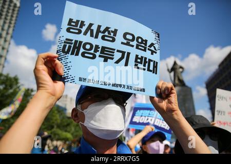 230825 -- SEOUL, 25. August 2023 -- Menschen protestieren gegen Japans Entscheidung, nuklear kontaminiertes Abwasser in Seoul, Südkorea, am 25. August 2023 freizugeben. Japan begann am Donnerstag damit, nuklear kontaminiertes Abwasser aus dem verkrüppelten Kernkraftwerk Fukushima Daiichi in den Pazifischen Ozean zu leiten, ohne dabei die Bedenken der Öffentlichkeit und den starken Widerstand aus dem in- und Ausland zu berücksichtigen. SÜDKOREA-SEOUL-PROTEST-JAPAN S NUKLEARE ABWASSEREINLEITUNG WANGXYILIANG PUBLICATIONXNOTXINXCHN Stockfoto