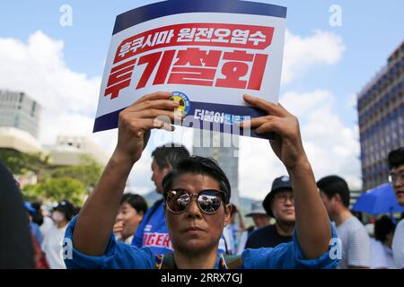 230825 -- SEOUL, 25. August 2023 -- Menschen protestieren gegen Japans Entscheidung, nuklear kontaminiertes Abwasser in Seoul, Südkorea, am 25. August 2023 freizugeben. Japan begann am Donnerstag damit, nuklear kontaminiertes Abwasser aus dem verkrüppelten Kernkraftwerk Fukushima Daiichi in den Pazifischen Ozean zu leiten, ohne dabei die Bedenken der Öffentlichkeit und den starken Widerstand aus dem in- und Ausland zu berücksichtigen. SÜDKOREA-SEOUL-PROTEST-JAPAN S NUKLEARE ABWASSEREINLEITUNG WANGXYILIANG PUBLICATIONXNOTXINXCHN Stockfoto