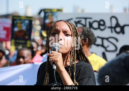 London, Großbritannien. September 2023. Die Anhänger des Protestes „Justice for Chris Kaba“ marschieren vom New Scotland Yard zum Parliament Square, um zu fordern, dass die Behörden eine Entscheidung treffen, um die an der umstrittenen Ermordung von Chris Kaba durch die bewaffnete Polizei am 05. September 2022 beteiligten Offiziere anzuklagen. Quelle: Waldemar Sikora / Alamy Live News Stockfoto