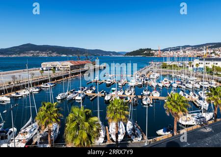 VIGO, SPANIEN - 4. APRIL 2023: Kleine Segelboote, die an einem sonnigen Frühlingstag in Pontevedra, Spanien, im Yachtclub von Vigo vertäut sind. Stockfoto