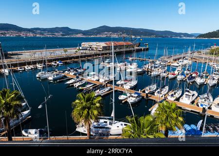 VIGO, SPANIEN - 4. APRIL 2023: Kleine Segelboote, die an einem sonnigen Frühlingstag in Pontevedra, Spanien, im Yachtclub von Vigo vertäut sind. Stockfoto