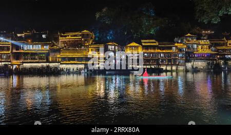 230826 -- XIANGXI, 26. August 2023 -- dieses Foto, das am 25. August 2023 aufgenommen wurde, zeigt einen nächtlichen Blick auf die alte Stadt Fenghuang in Xiangxi Tujia und der Autonomen Präfektur Miao, der zentralchinesischen Provinz Hunan. CHINA-HUNAN-XIANGXI-FENGHUANG ANTIKE STADT-NACHTBLICK CN ZHAOXZHONGZHI PUBLICATIONXNOTXINXCHN Stockfoto