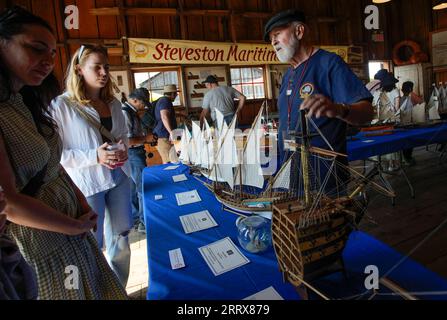 230827 -- RICHMOND, 27. Aug. 2023 -- Menschen schauen sich Schiffsmodelle während des 20. Richmond Maritime Festivals in Richmond, British Columbia, Kanada, am 26. Aug. 2023 an. Foto: /Xinhua CANADA-RICHMOND-MARITIME FESTIVAL LiangxSen PUBLICATIONxNOTxINxCHN Stockfoto