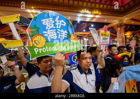 230827 -- SELANGOR, 27. Aug. 2023 -- Menschen nehmen an einer Kundgebung gegen Japans Abkippen von nuklear verunreinigtem Abwasser in den Ozean im Bundesstaat Selangor, Malaysia, 27. Aug. 2023 Teil. Foto von /Xinhua MALAYSIA-SELANGOR-JAPAN-NUKE ABWASSER-PROTEST ChongxVoonxChung PUBLICATIONxNOTxINxCHN 230827 -- SELANGOR, 27. August 2023 -- Menschen nehmen an einer Kundgebung gegen Japans Deponierung von nuklear-kontaminiertem Abwasser Teil IMAGO/ChongxVoonxChung PUBLICATIONxNOTxINxCHN IMAGO IMAGO IMAGO IMAGO IMAGO IMAGO 1033800756 Stockfoto