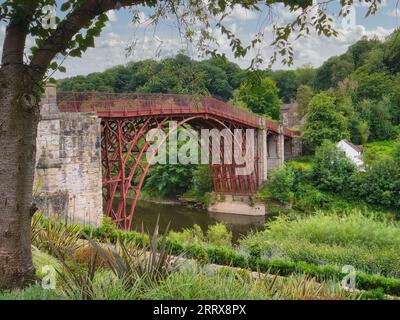 Die weltweit erste Eisenbrücke, die 1779 über den Fluss Severn und die Ironbridge Gorge errichtet wurde, zieht auch heute noch Besucher an. Stockfoto