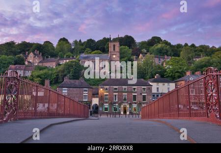 Mit Blick auf das historische Wahrzeichen der Iron Bridge in Richtung der malerischen Stadt mit demselben Namen in Shropshire. Stockfoto