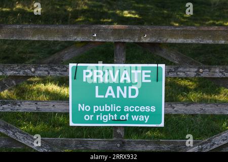 Schild mit Privatland Stockfoto