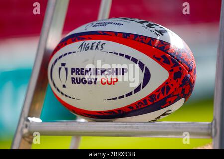 Leicester, Großbritannien. 9. September 2023; Mattioli Woods Welford Road Stadium, Leicester, Leicestershire, England; English Premiership Rugby Cup, Leicester Tigers versus Caldy; ein offizieller Rugby Gilbert Innovo Rugby Ball auf einer Trainingsleiter für das Vorwarm-Up vor dem Spiel Stockfoto