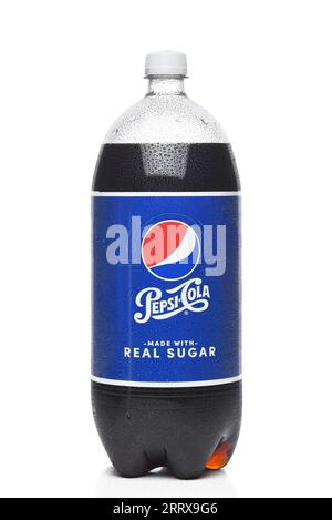 IRVINE, KALIFORNIEN - 1. SEPTEMBER 2023: Eine 2-Liter-Flasche Pepsi Cola mit echtem Zucker. Stockfoto