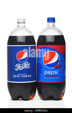 IRVINE, KALIFORNIEN - 1. SEPTEMBER 2023: Zwei 2-Liter-Flaschen Pepsi Cola Wild Cherry Flavor, hergestellt aus echtem Zucker. Stockfoto
