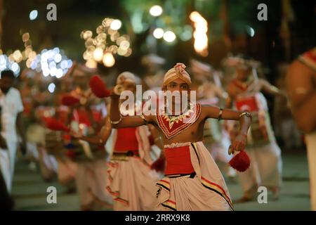 230831 -- KANDY, 31. August 2023 -- Tänzer treten vor dem historischen buddhistischen Zahntempel während einer Prozession auf, die das Esala Perahera Festival in Kandy, Sri Lanka, am 30. August 2023 feiert. Foto: /Xinhua SRI LANKA-KANDY-ESALA PERAHERA FESTIVAL AjithxPerera PUBLICATIONxNOTxINxCHN Stockfoto