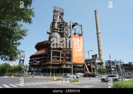 230830 -- PEKING, 30. August 2023 -- dieses Foto, das am 23. August 2023 aufgenommen wurde, zeigt einen Blick auf den Shougang Park im Bezirk Shijingshan von Peking, der Hauptstadt Chinas. Vom Ruhrgebiet in Deutschland bis zum Industriepark Shougang in Peking sind Stahlriesen nach und nach Zeugen des Entwicklungsprozesses der menschlichen Zivilisation. Das Ruhrgebiet in Deutschland ist ein bedeutendes Industriegebiet in Europa, das einst ein Zentrum der Kohle- und Stahlproduktion für Deutschland war. Der Industriekomplex Zollverein in Essen war vom späten 19. Bis zum frühen 20. Jahrhundert einer der größten Kohlebergwerke der Welt. Mit Ger Stockfoto