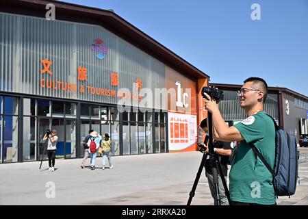 230831 -- PEKING, 31. August 2023 -- Journalisten arbeiten im Shougang Park in Peking, Hauptstadt Chinas, 31. August 2023. Die China International Fair for Trade in Services 2023 2023 CIFTIS findet vom 2. Bis 6. September in Peking statt. Die diesjährige Ausgabe der CIFTIS, einer der weltweit größten und umfassendsten Messen für den Handel mit Dienstleistungen, findet im China National Convention Center und im Shougang Park statt, auf einer Ausstellungsfläche von 155.000 Quadratmetern. CHINA-BEIJING-CIFTIS-VENUE CN LixXin PUBLICATIONxNOTxINxCHN Stockfoto