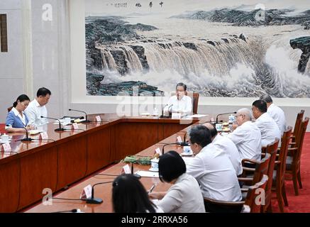 230831 -- PEKING, 31. August 2023 -- Zhao Leji, Mitglied des Ständigen Ausschusses des Politischen Büros des Zentralkomitees der Kommunistischen Partei Chinas und Vorsitzender des Ständigen Ausschusses des Nationalen Volkskongresses des NPC, setzt sich mit Abgeordneten des NPC zusammen, um auf einem Symposium in Peking, der Hauptstadt Chinas, am 31. August 2023 einen Bericht des Staatsrats über die Arbeit zur Gewährleistung der Ernährungssicherheit zu erörtern. CHINA-BEIJING-ZHAO LEJI-NPC-SYMPOSIUM CN ZHANGXLING PUBLICATIONXNOTXINXCHN Stockfoto