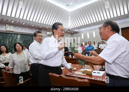 230831 -- PEKING, 31. August 2023 -- Zhao Leji, Mitglied des Ständigen Ausschusses des Politischen Büros des Zentralkomitees der Kommunistischen Partei Chinas und Vorsitzender des Ständigen Ausschusses des Nationalen Volkskongresses des NPC, Gespräche mit dem Agrarexperten Zhao Zhihai am Ende eines Symposiums in Peking, Hauptstadt Chinas, 31. August 2023. Zhao Leji setzte sich mit Abgeordneten des NPC zusammen, um auf einem Symposium am Donnerstag einen Bericht des Staatsrats über die Arbeit zur Gewährleistung der Ernährungssicherheit zu erörtern. CHINA-BEIJING-ZHAO LEJI-NPC-SYMPOSIUM CN ZHANGXLING PUBLICATIONXNOTXINXCHN Stockfoto