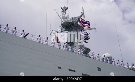 230901 -- SATTAHIP, 1. September 2023 -- Teilnehmer der chinesischen Volksbefreiungsarmee-Marine kommen am gemeinsamen Marinetraining-Standort in Thailand, 31. August 2023. Ein chinesischer Verteidigungssprecher sagte am Donnerstag, China und Thailand würden Anfang September ein gemeinsames Marinetraining des Blue Strike-2023 im Golf von Thailand und im Sattahip durchführen. Wu Qian, Sprecher des Verteidigungsministeriums, stellte fest, dass das Training die Scharfschützentaktik, das Überleben des Dschungels, die Seesuche und -Rettung und die Hubschrauberlandung über Deck umfassen wird. Ziel der Ausbildung ist die Verbesserung des Ausbildungsniveaus und der Koordinationsfähigkeiten der einzelnen Personen Stockfoto