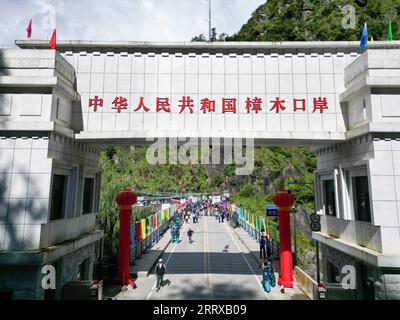 230902 -- XIGAZE, 2. Sept. 2023 -- dieses Luftbild vom 1. Sept. 2023 zeigt chinesische und nepalesische Passagiere, die über die China-Nepal Freundschaftsbrücke im Hafen von Zham in Xigaze, der autonomen Region Tibet im Südwesten Chinas, laufen. Der Hafen von Zham in der autonomen Region Tibet im Südwesten Chinas, ein wichtiger Landhafen zwischen China und Nepal, nahm am Freitag den Zweiwege-Personenverkehr wieder auf, nachdem er acht Jahre lang geschlossen worden war. Nach Angaben der lokalen Behörden passierten am ersten Tag der Wiederaufnahme 752 Menschen die Grenze. Xinhua-Reporter sahen lange Warteschlangen am Ausgang und am Eingang der Empfangshalle um ca. Stockfoto