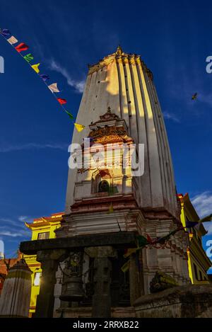 Shikhar-Tempel im Swayambhu-Tempel, Kathmandu, Nepal, bei Sonnenuntergang an einem ruhigen Nachmittag im Winter Stockfoto