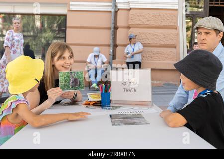 230902 -- WLADIWOSTOK, 2. September 2023 -- Kinder nehmen an einem Wissenstag Teil, um den Beginn des neuen Schuljahres auf dem zentralen Platz von Wladiwostok, Russland, 2. September 2023 zu feiern. Programme wie populäre Wissenschaften, Malerei, Diktat, Handwerk, Brandschutzwissen und andere Aktivitäten am Wissenstag zogen viele Kinder an. Foto von /Xinhua RUSSIA-WLADIWOSTOK-KNOWLEDGE DAY GuoxFeizhou PUBLICATIONxNOTxINxCHN Stockfoto