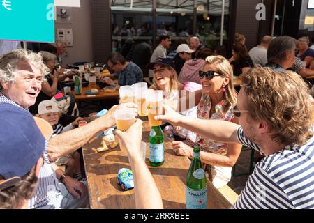 230903 -- LILLE, 3. September 2023 -- die Leute genießen Bier während des jährlichen Braderie de Lille Flohmarktes in Lille, Nordfrankreich, 2. September 2023. Die jährliche Braderie de Lille startete hier am ersten Septemberwochenende. Foto von /Xinhua FRANCE-LILLE-FLOA MARKT-TOURISTEN SebastienxCourdji PUBLICATIONxNOTxINxCHN Stockfoto