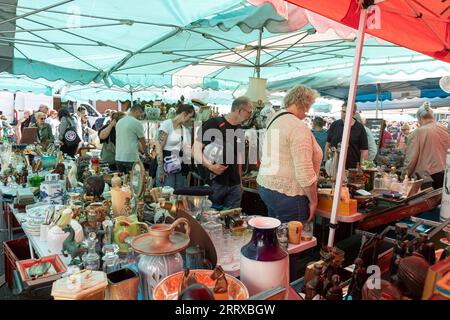 230903 -- LILLE, 3. Sept. 2023 -- die Leute schauen sich Gegenstände während des jährlichen Braderie de Lille Flohmarktes in Lille, Nordfrankreich, 2. Sept. 2023 an. Die jährliche Braderie de Lille startete hier am ersten Septemberwochenende. Foto von /Xinhua FRANCE-LILLE-FLOA MARKT-TOURISTEN SebastienxCourdji PUBLICATIONxNOTxINxCHN Stockfoto