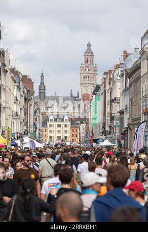 230903 -- LILLE, 3. September 2023 -- Besucher besuchen den jährlichen Braderie de Lille Flohmarkt in Lille, Nordfrankreich, 2. September 2023. Die jährliche Braderie de Lille startete hier am ersten Septemberwochenende. Foto von /Xinhua FRANCE-LILLE-FLOA MARKT-TOURISTEN SebastienxCourdji PUBLICATIONxNOTxINxCHN Stockfoto