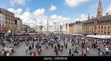 230903 -- LILLE, 3. September 2023 -- Besucher besuchen den jährlichen Braderie de Lille Flohmarkt in Lille, Nordfrankreich, 2. September 2023. Die jährliche Braderie de Lille startete hier am ersten Septemberwochenende. Foto von /Xinhua FRANCE-LILLE-FLOA MARKT-TOURISTEN SebastienxCourdji PUBLICATIONxNOTxINxCHN Stockfoto