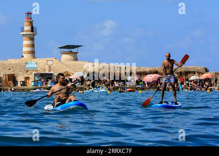 230904 -- SIDON, 4. September 2023 -- Menschen genießen Kajak in Sidon, Südlibanon, 3. September 2023. Foto: Ali Hashisho/Xinhua SPLEBANON-SIDON-WATER SPORTS-KAYAK LiuxZongya PUBLICATIONxNOTxINxCHN Stockfoto